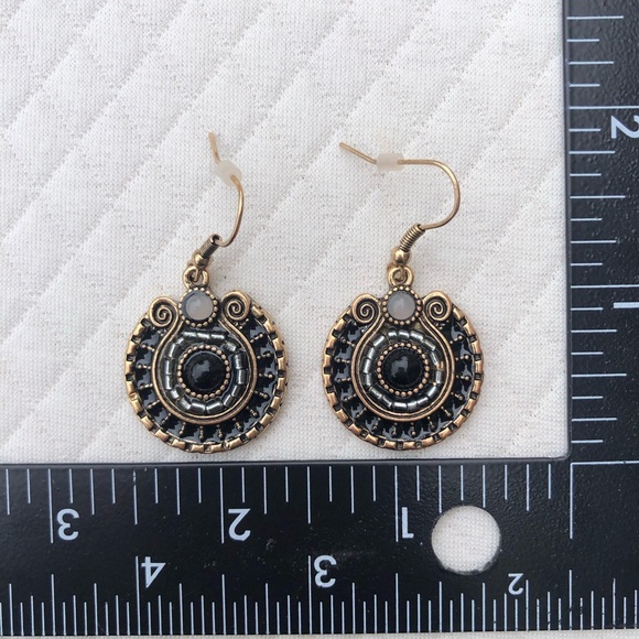 Beautiful vintage feel lightweight classic earrings 🖤 - Picture 6 of 14
